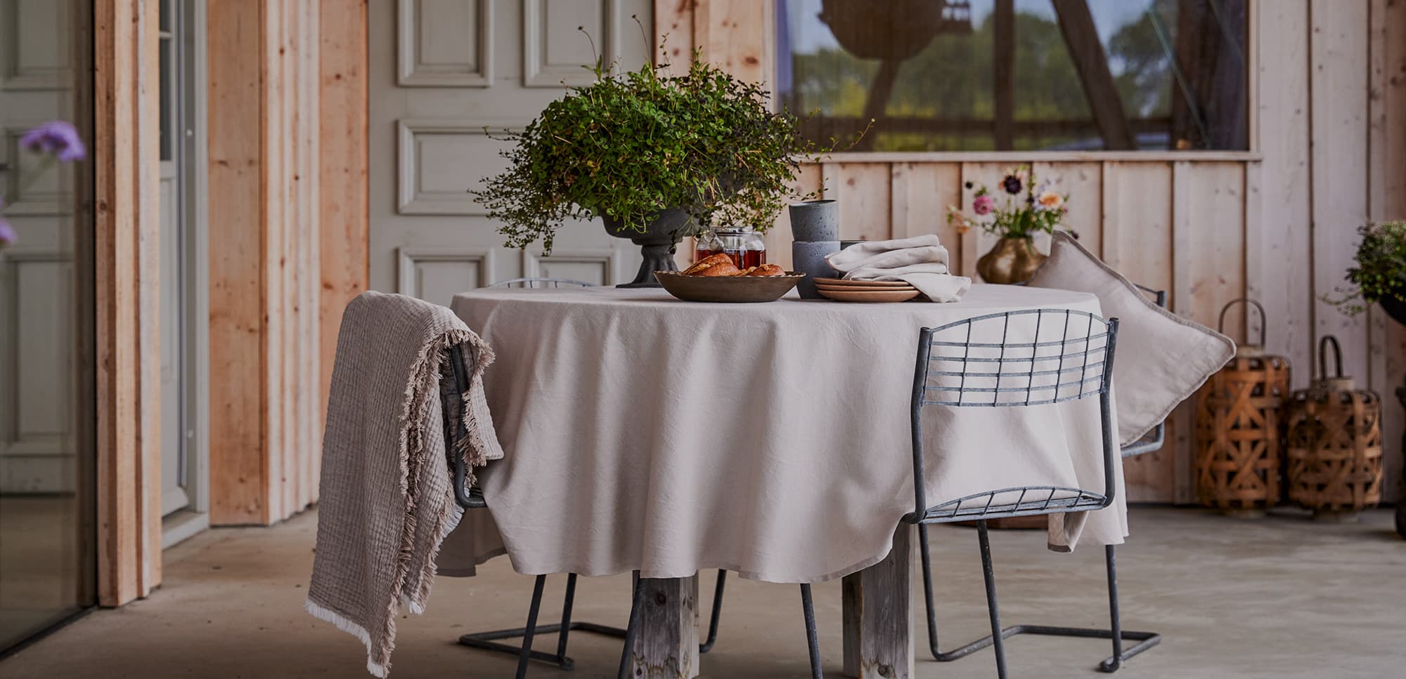 GRIPSHOLM - DUKNING UTOMHUS MED EN RUND BEIGE LINNEDUK