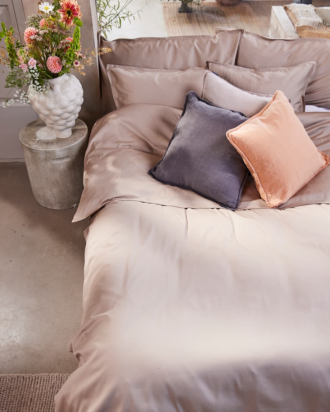 GRIPSHOLM BÄDDAD SÄNG MED BAMBU SOLID BEIGE OCH PRYDNADSKUDDAR I TVÄTTADLINNE (BEIGE, GRÅ, TOAST)